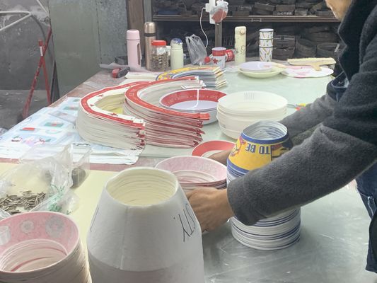 다양한 모양의 식탁용품에 맞춤형 멜라민 데칼 종이